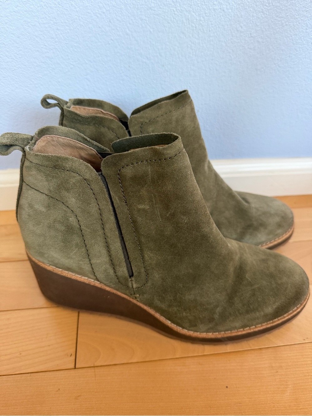 Sofft olive green suede Emeree wedge bootie
Size 10